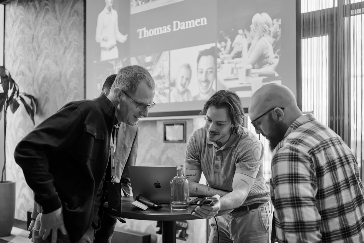 Thomas Damen in gesprek met een team
